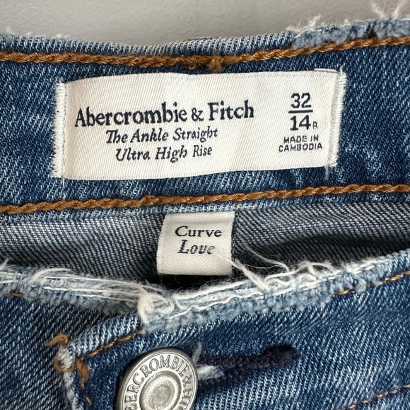 Abercrombie Curve Love Ultra High Rise Ankle Straight Jean - Picture 3 of 8